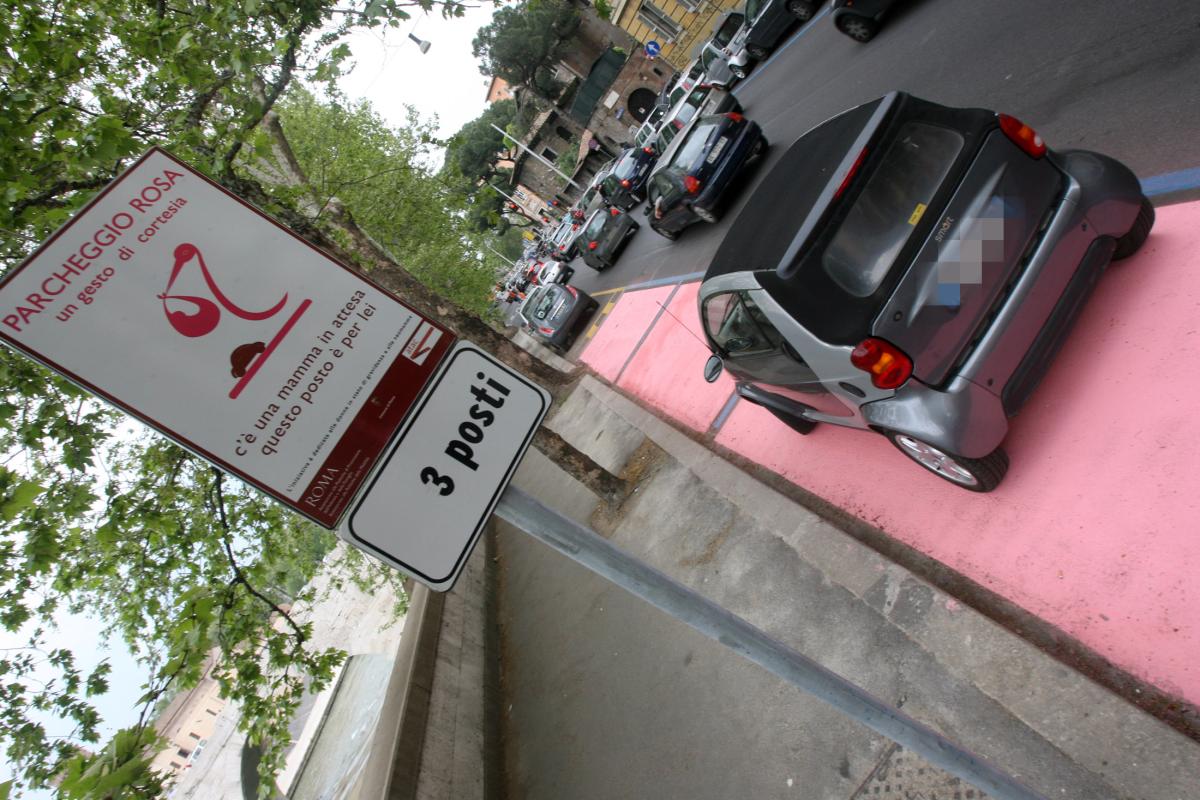 A Spoleto arrivano nuovi parcheggi rosa per donne in stato di gravidanza e genitori di bambini fino a due anni