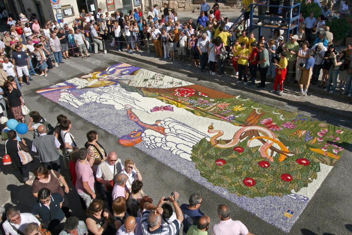 Le infiorate di Spello protagoniste del calendario fotografico “Maestri del petalo 2025” di Gianni Donati