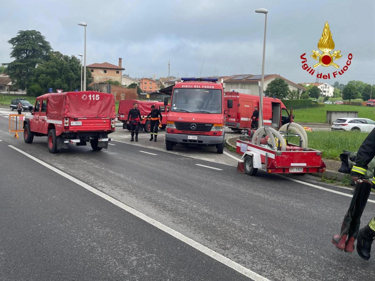 Statale 318 chiusa circa un’ora per incendio causato da mozzicone di sigaretta