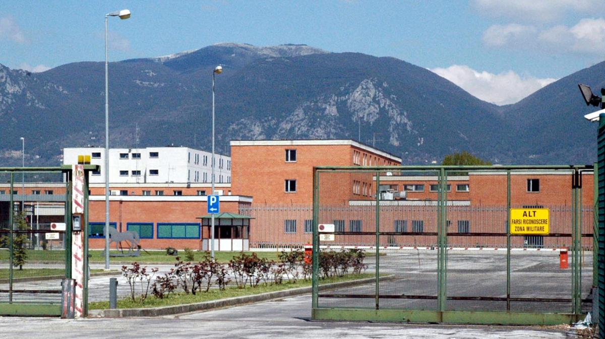 Carcere di Terni, ancora tensioni: detenuto sequestra e minaccia un poliziotto