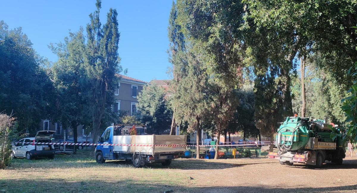 Terni, la fontana di via Lungonera Savoia di nuovo palude. L’assessore Iapadre: “Siamo già al lavoro”