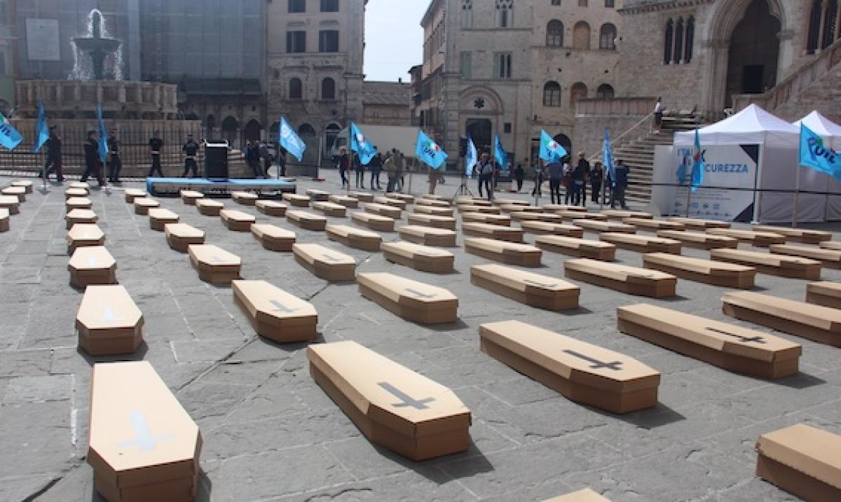 Flashmob della Uil in piazza IV novembre: 110 bare di cartone contro le morti sul lavoro e la testimonianza di Michela Sordini