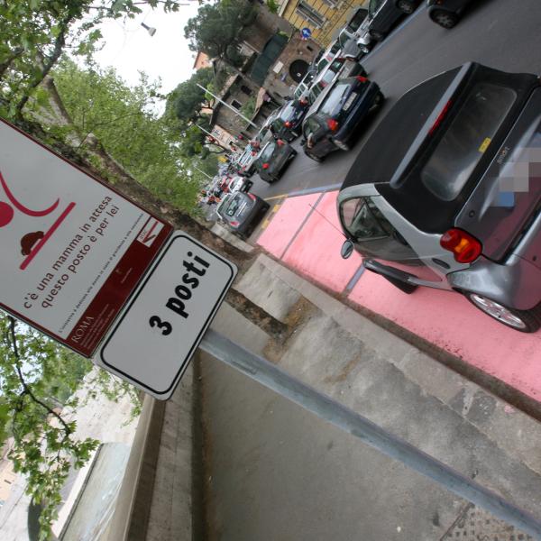 A Spoleto arrivano nuovi parcheggi rosa per donne in stato di gravidanza e genitori di bambini fino a due anni